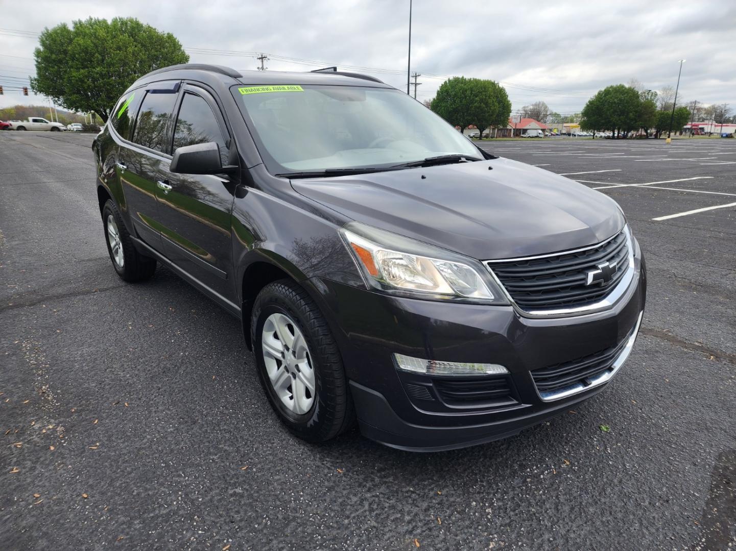 2017 Gray /Gray Chevrolet Traverse LS FWD (1GNKRFED9HJ) with an 3.6L V6 DOHC 24V engine, 6A transmission, located at 1221 Madison St., Shelbyville, TN, 37160, (931) 680-9439, 0.000000, 0.000000 - Photo#1